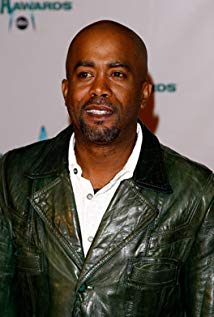 How tall is Darius Rucker?